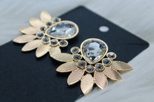 Cargar imagen en el visor de la galería, CHRYSANTHEMUM SISTER  EARRINGS
