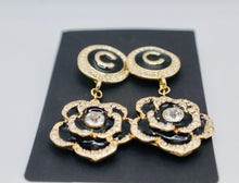 Cargar imagen en el visor de la galería, BLACK FLOWERS LIKE DIAMONDS EARRINGS

