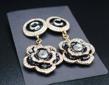 Cargar imagen en el visor de la galería, BLACK FLOWERS LIKE DIAMONDS EARRINGS
